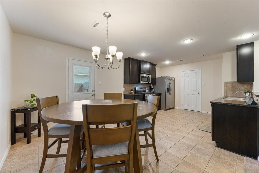 Building Photo - 2202 Cherryville Dr