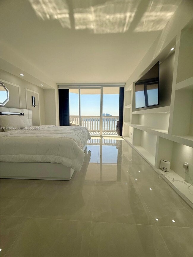 Building Photo - 1000 W Island Blvd