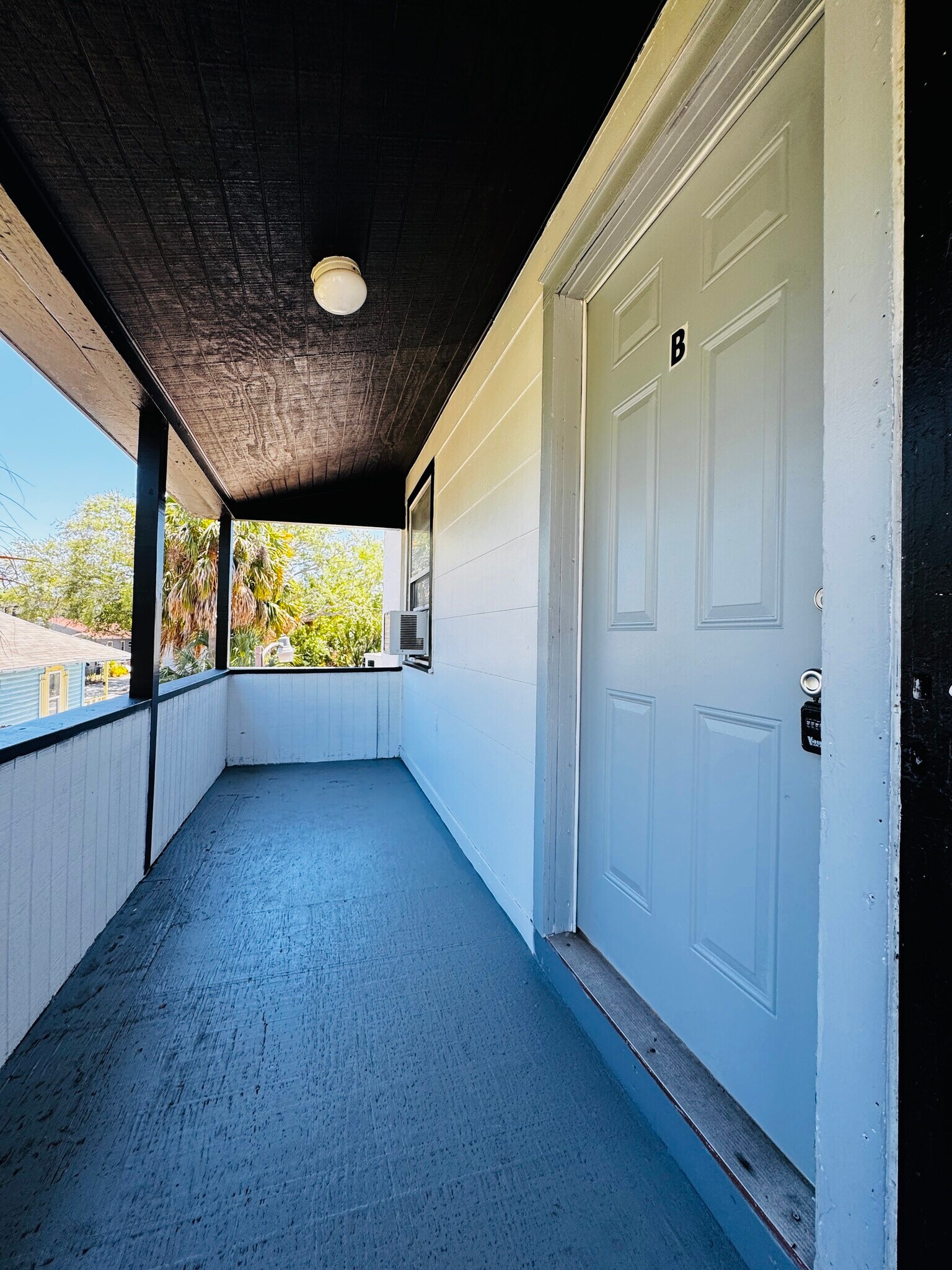 Building Photo - 2 Bed/1 Bath - Unit B