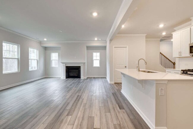 Building Photo - End-unit 3 bedroom townhome with Screened Porch!