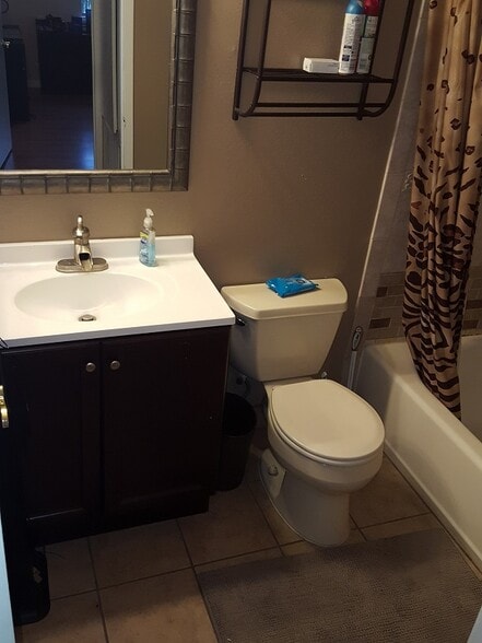 full bath - 3565 Linden Ave