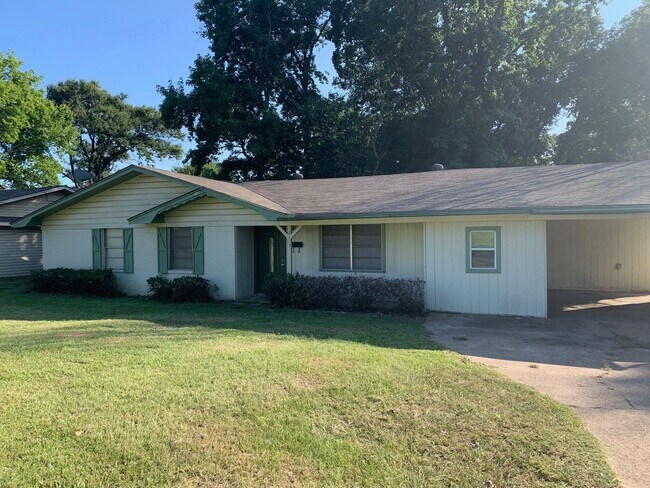 Building Photo - Coming Soon: 4 Bedroom 2 Bath home in Tyler!