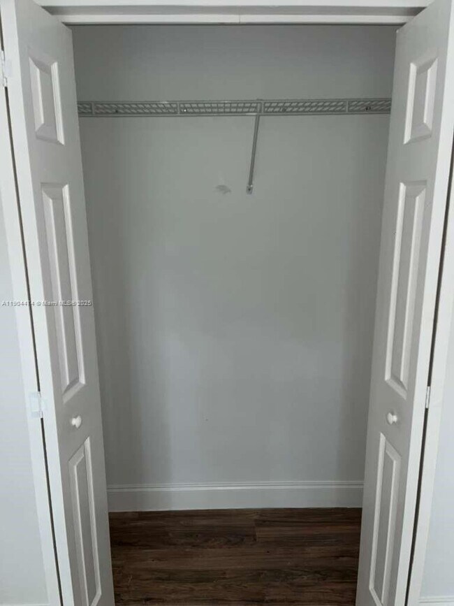 Building Photo - 5067 SE Mariner Garden Cir