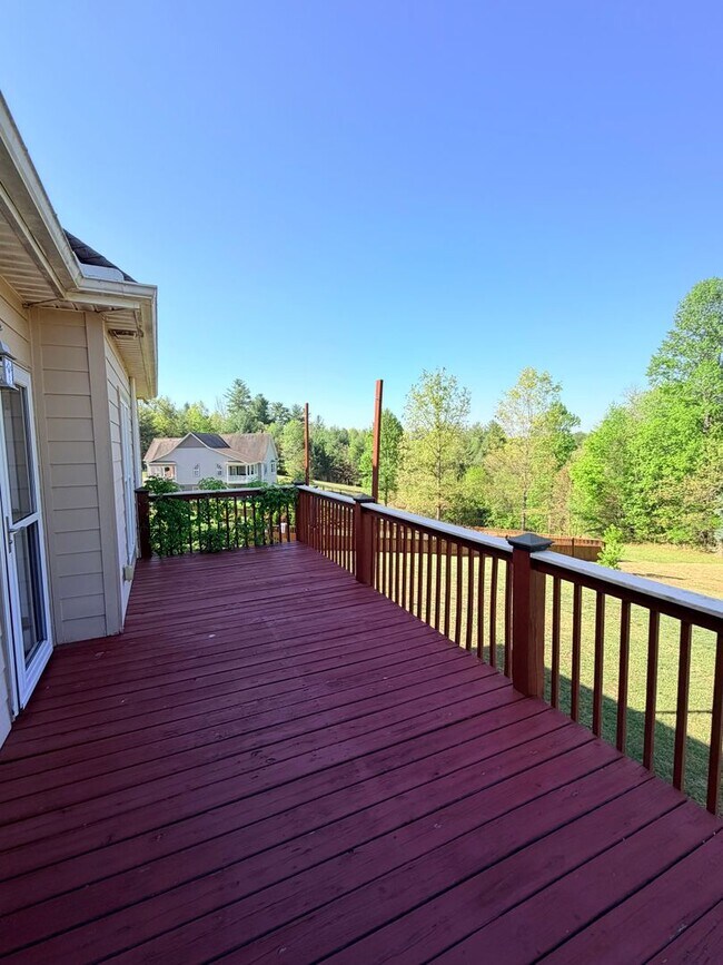 Building Photo - Spacious 3 Bed, 3.5 Bath Home - Convenient Mars Hill Location