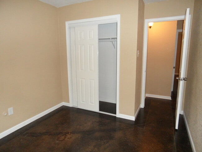Building Photo - ~ Gorgeous 3 Bedroom 2 Bathroom Home ** La...