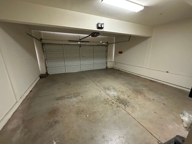 Building Photo - Beautiful 3 Bedroom Lincoln Condo!