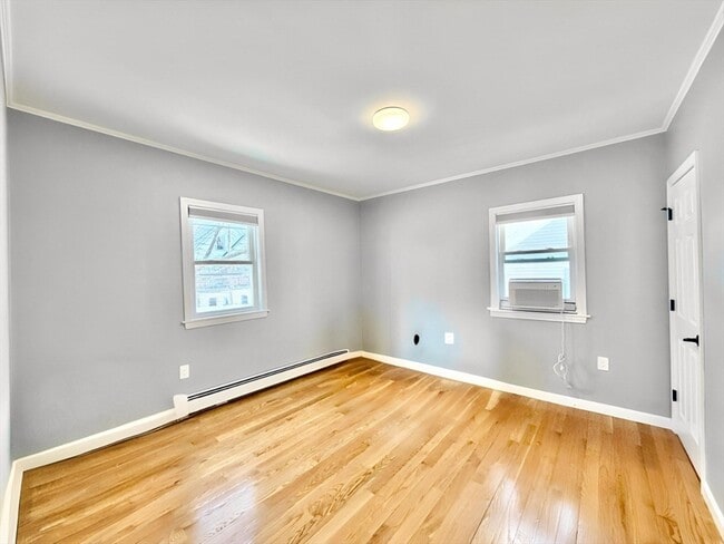 Building Photo - 305 Safford St