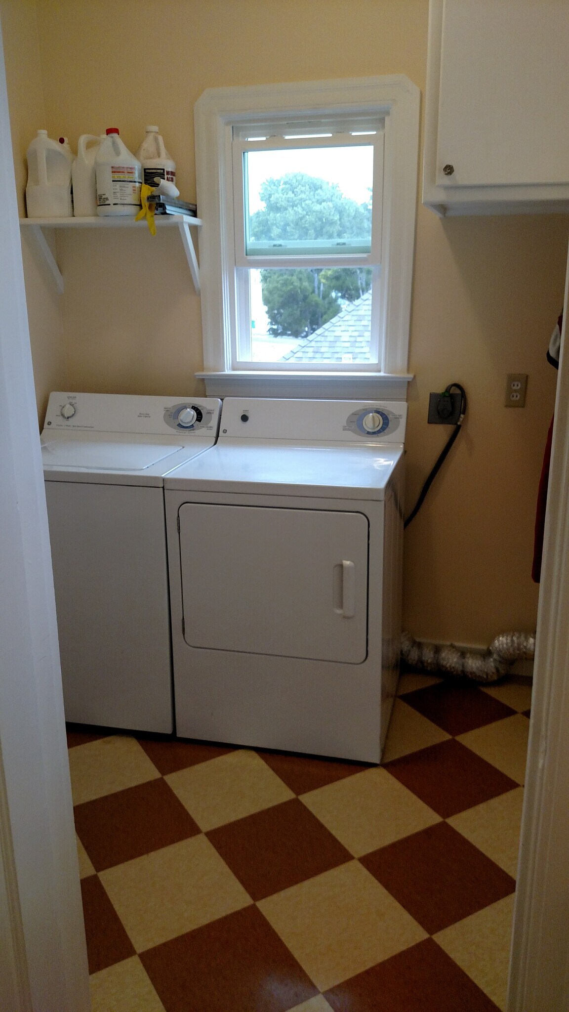 Laundry room off of kitchen - 422 Capitol St