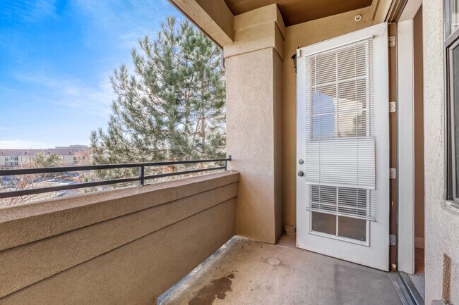 Building Photo - Beautiful Move in Ready- 3rd-floor condo in the heart of Mayfair-Lowry- $500 off 1st months rent!