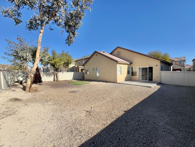 Building Photo - ADORABLE 3 BEDROOM 2 BATHROOM HOME LOCATED...