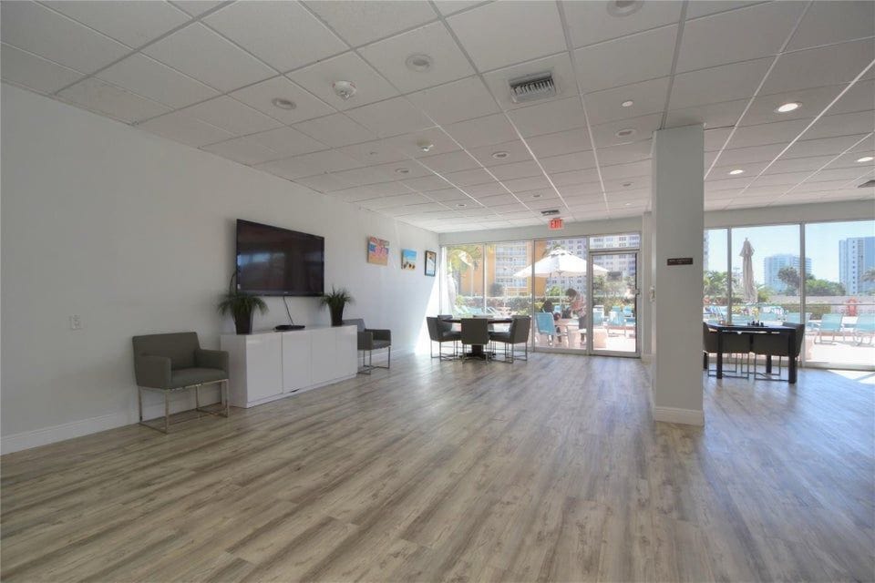 Building Photo - 405 N Ocean Blvd