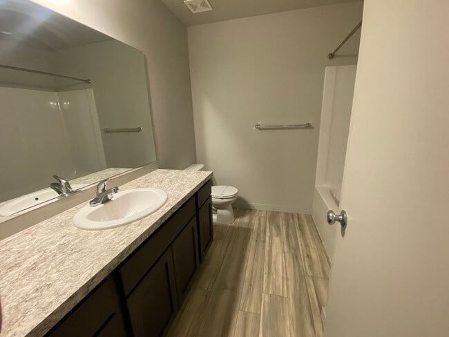 Building Photo - Modern 3 Bedroom, 2 Bathroom Townhouse for...