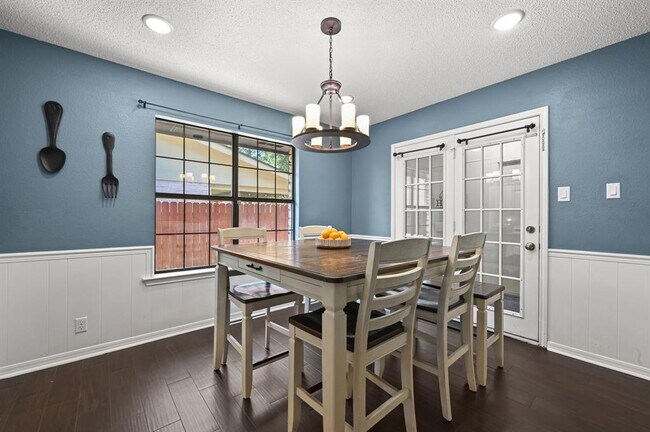 Building Photo - 303 Pin Oak Dr