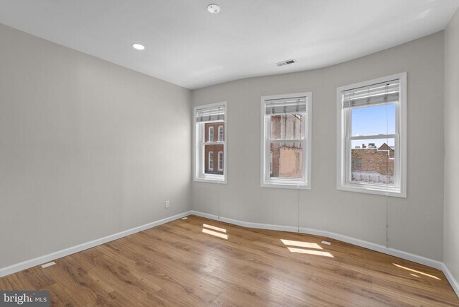 Building Photo - 1305 Light St