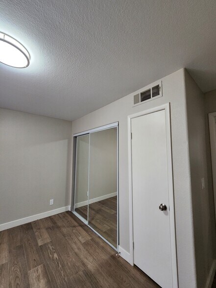 Building Photo - 3038 Tarpon Dr