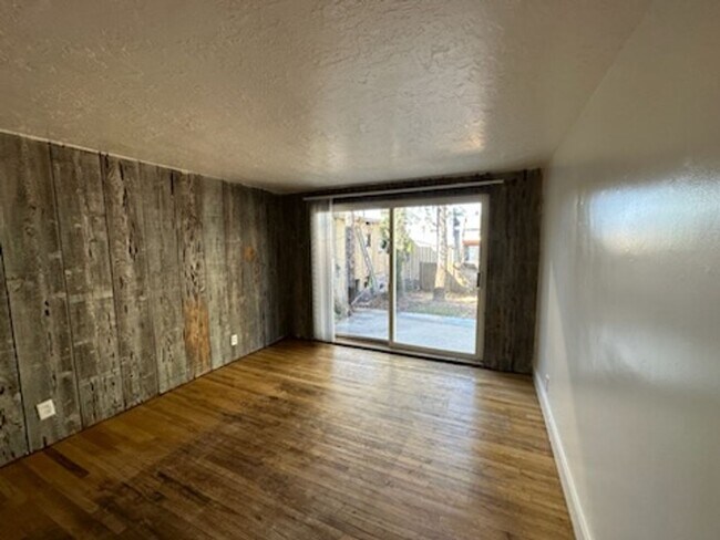Building Photo - 285-287 N Center St Tri Plex