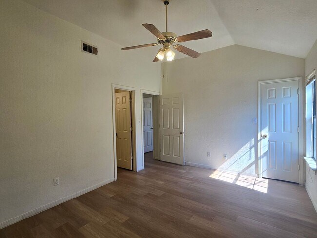 Building Photo - AVAILABLE NOW!