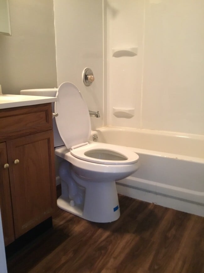 Building Photo - Very nice 3bed/1bath south side home w/ garage & fenced in back yard