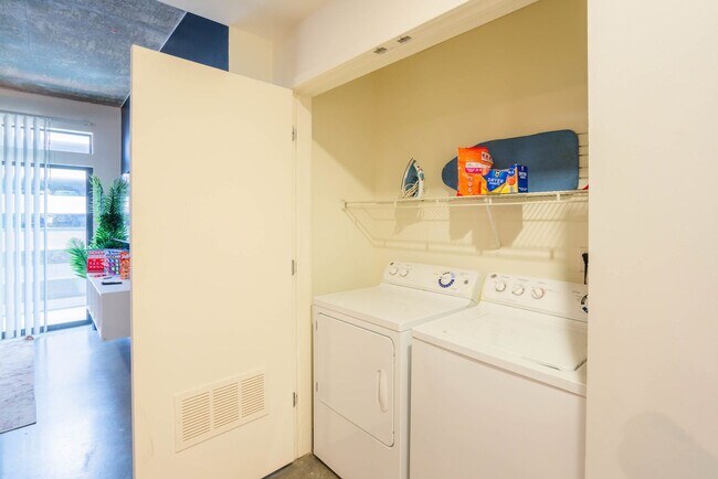 Building Photo - 333 E Roosevelt St