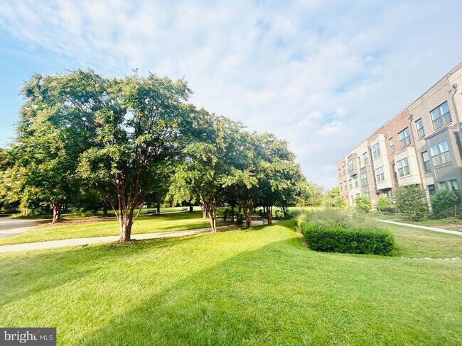Building Photo - 913 King Farm Blvd