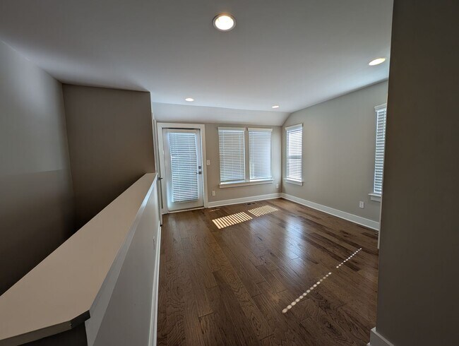 Building Photo - End-unit townhome in Bryant Park Terrace! 2-beds, 2-full baths, and 2-half baths.