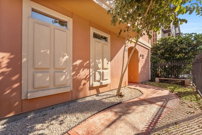 Building Photo - 827 Rosine St