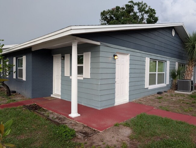 Building Photo - **2/1 with 990sqft water/sewer Included**