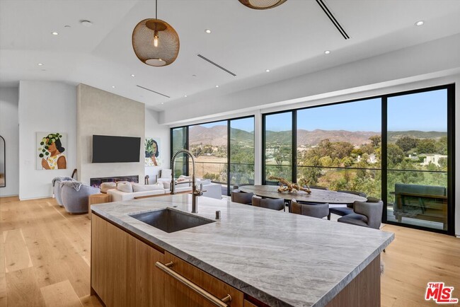 Building Photo - 6656 Dume Dr