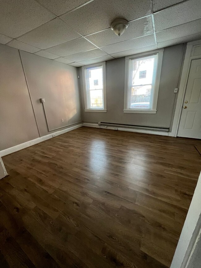 Building Photo - Remodeled 2BR house with courtyard