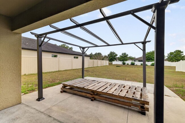 Building Photo - Available June 15th! 3BR Home in Tavares with Huge Backyard