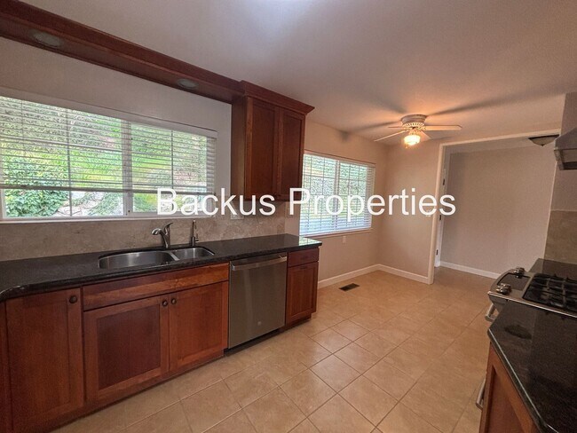 Building Photo - Great one-story home with the serenity of Pine Canyon