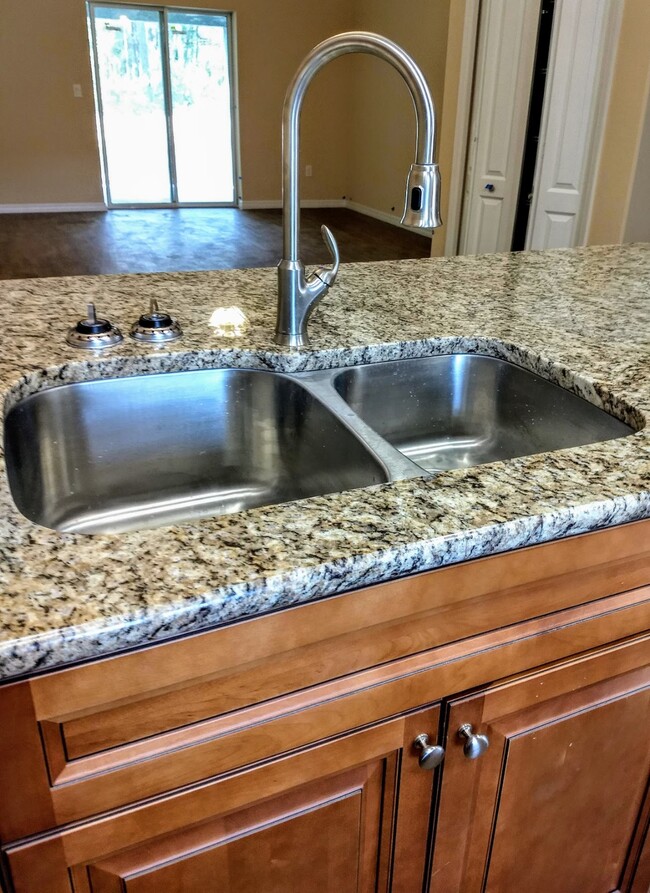 Kitchen Sink/Granite Counter Tops - 9356 N Peachtree Way