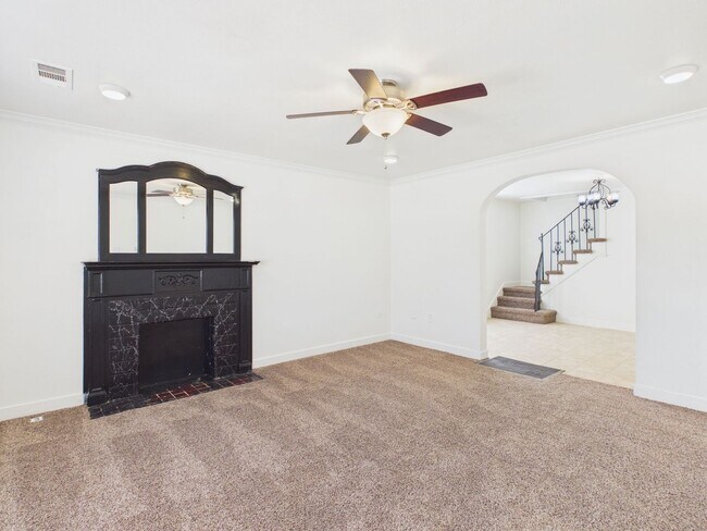Building Photo - Adorable 3 Bedroom Home in Sunset Addition!