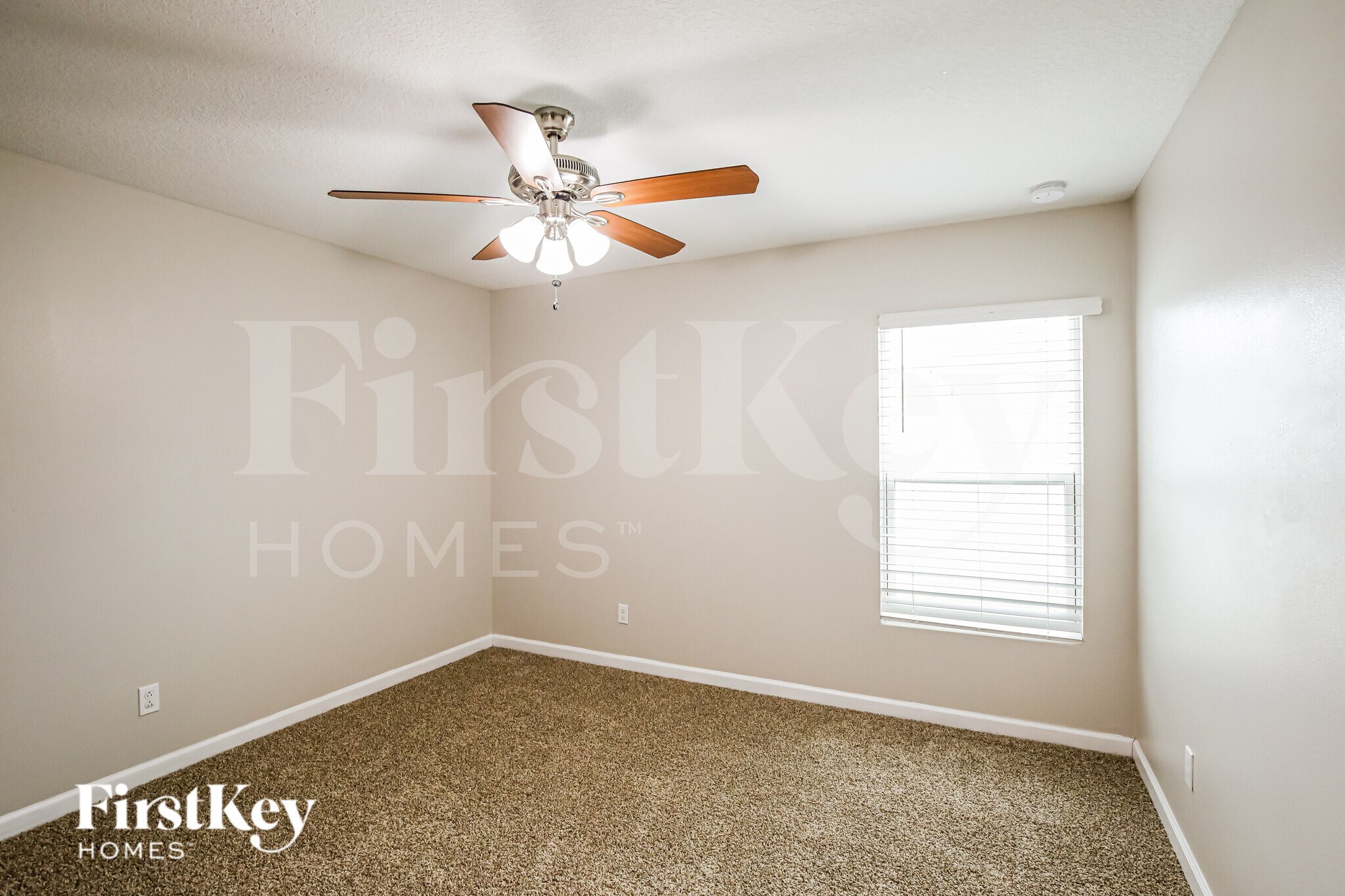 Building Photo - 931 SE Thornhill Dr