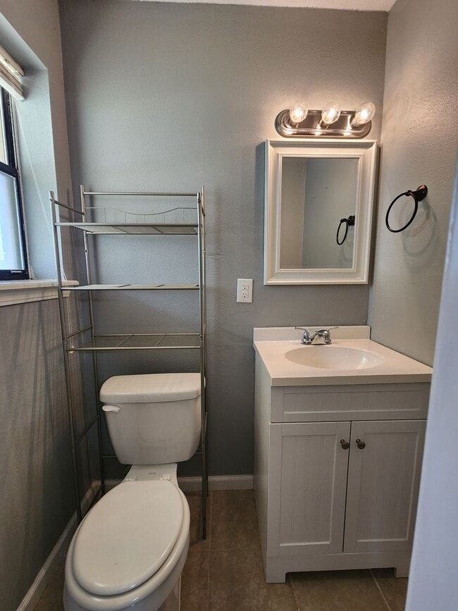 Building Photo - 3 Bedroom 1.5 Bath home in Shawnee!