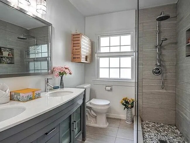 Building Photo - Midtown home for rent, 5 bed 3 full baths