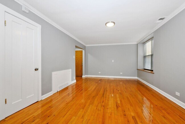 Building Photo - Beautiful 2Bed/1Bath in South Shore