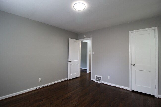 Building Photo - 2 Bedroom 1 Bath Home in Roeland Park