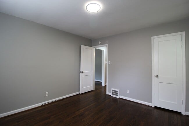 Building Photo - July 2025 FREE On This 2 Bedroom 1 Bath Ho...