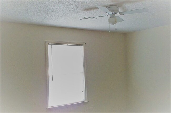 Building Photo - 902 Verdant Dr