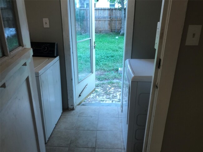 Building Photo - 215 E 25th St