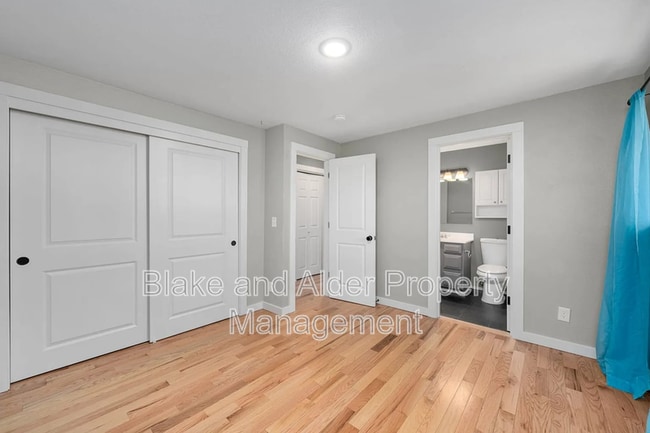 Building Photo - 2402 SE 9th Ct