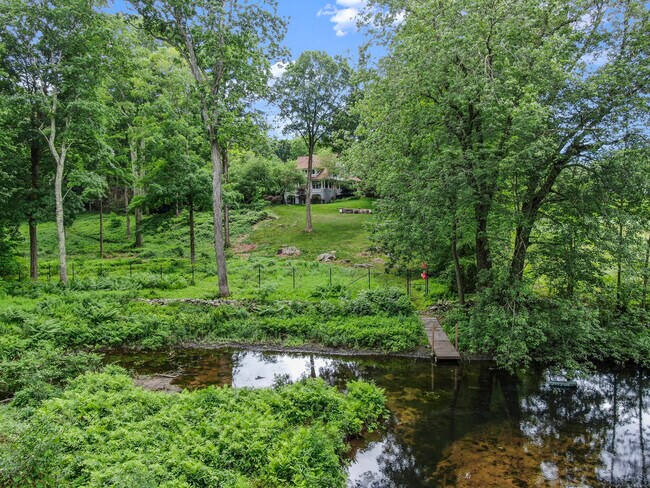 Building Photo - 7 Mayflower Ln