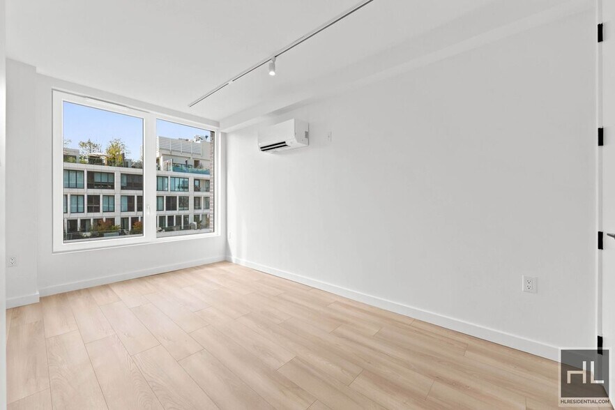 Building Photo - 4 AVENUE