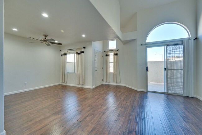 Building Photo - SE!! Townhouse!! 2 Bed 2 Bath 2 car Garage...