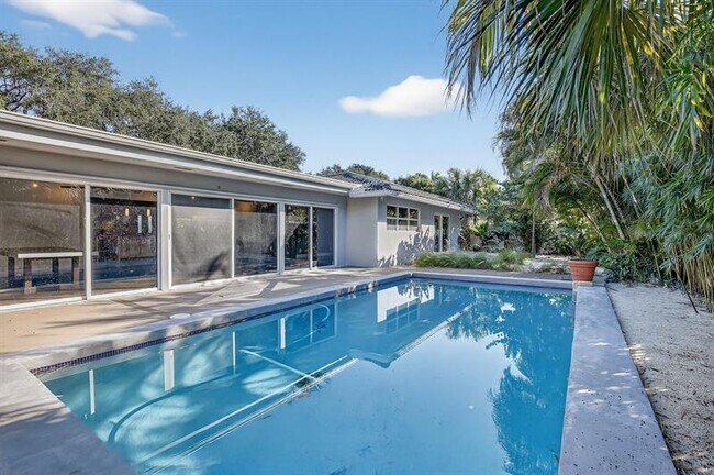 Building Photo - 2740 NE 34th St