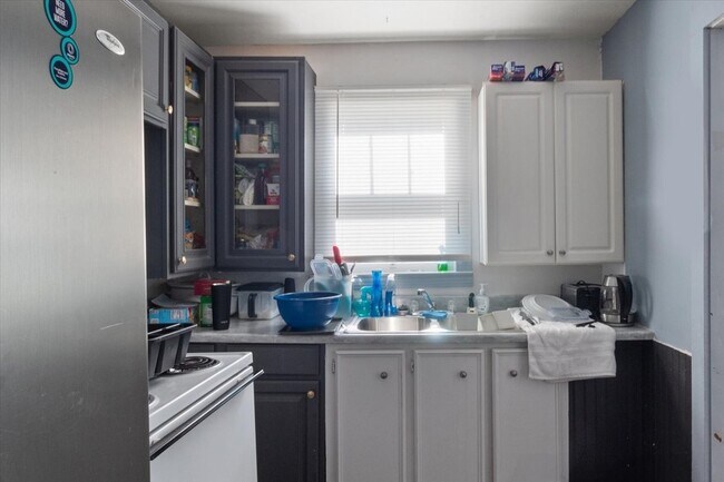 Building Photo - 527 Maple St