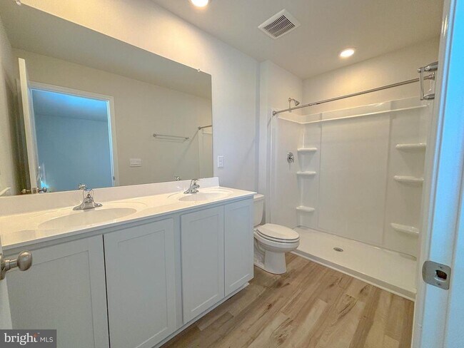 Building Photo - 100 Riverwalk Ter