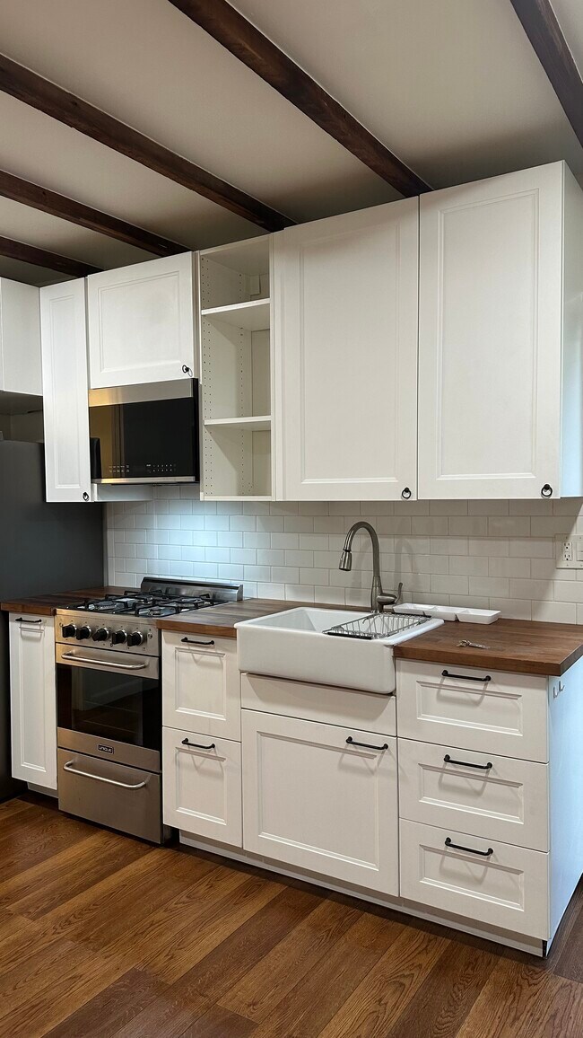 Building Photo - 533 N Mission Dr