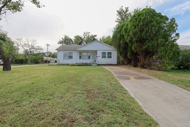 Building Photo - 3 BED 1 BATH! Schedule a tour today!